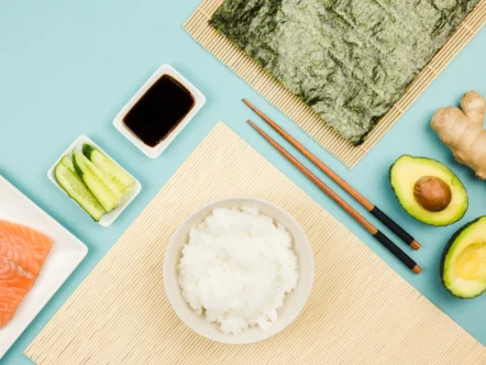 Mesa con ingredientes del sushi de salmón y aguacate de 10 platos de cocina internacional